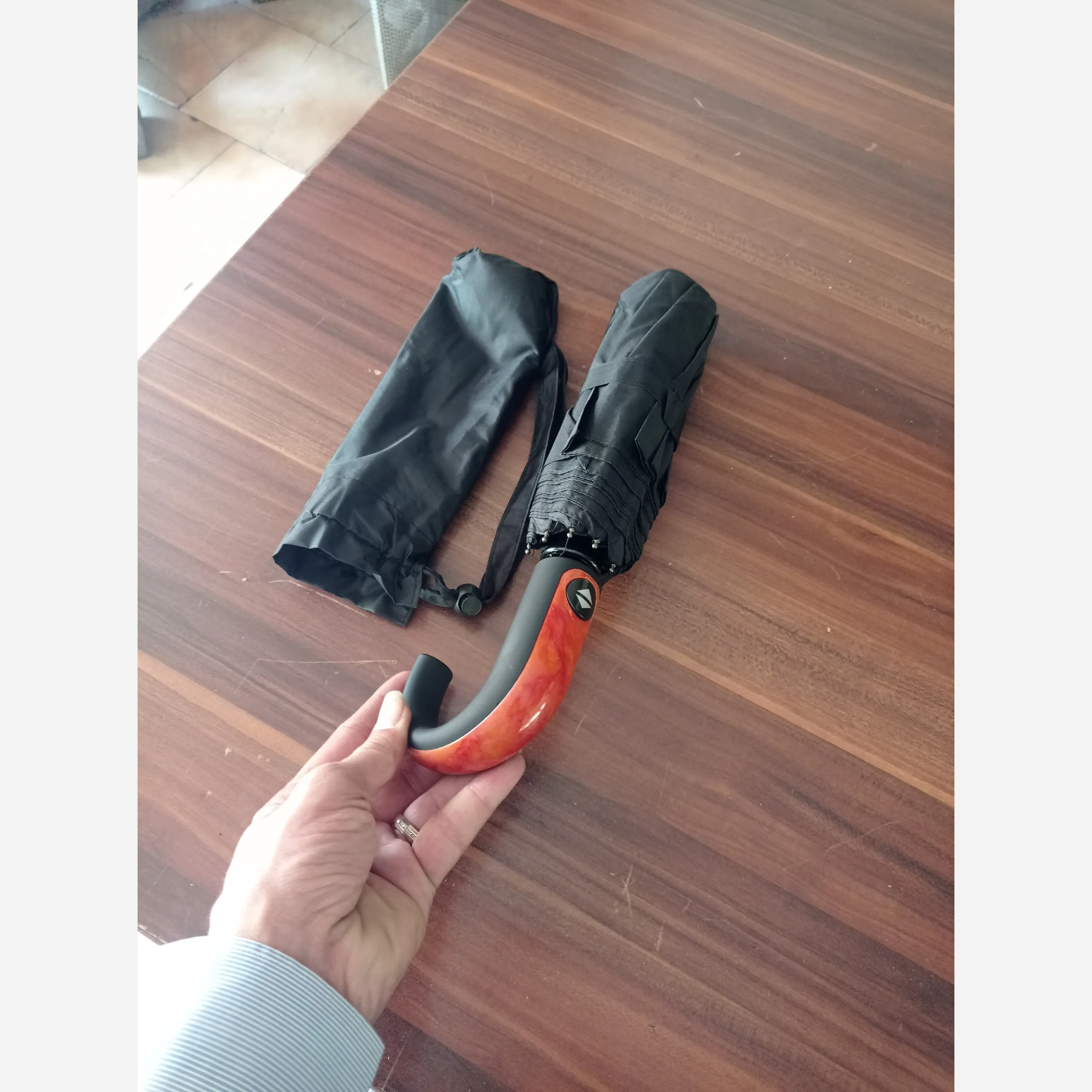 چتر تاشو اتوماتیک عصایی هشت فنره آب گریز با کاور مردانه و زنانه