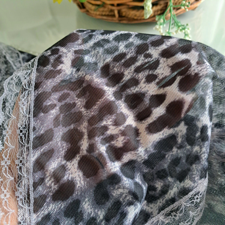 مینی اسکارف سه گوش نخی مشکی و قهوه ای طرح رز و پلنگی ابعاد مختلف زنانه و دخترانه